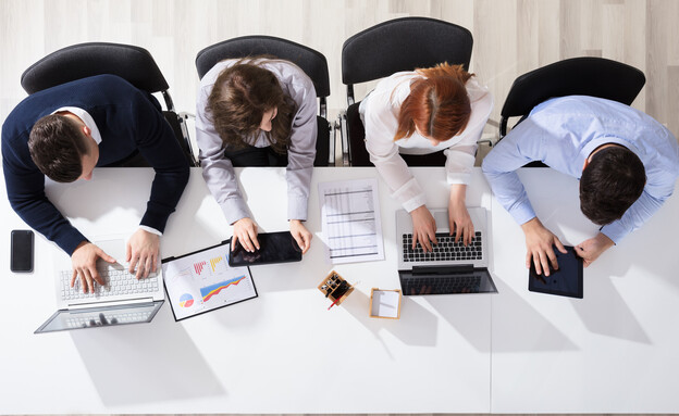 עובדים במשרד היי-טק, גברים ונשים (צילום: Andrey_Popov, shutterstock)