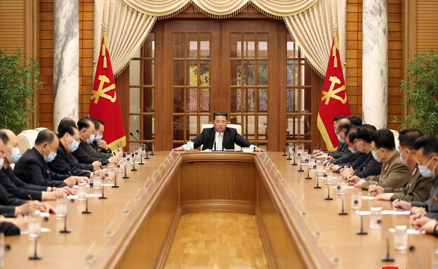 מנהיג צפון קוריאה קים ג'ונג און בישיבה על הקורונה (צילום: רויטרס)