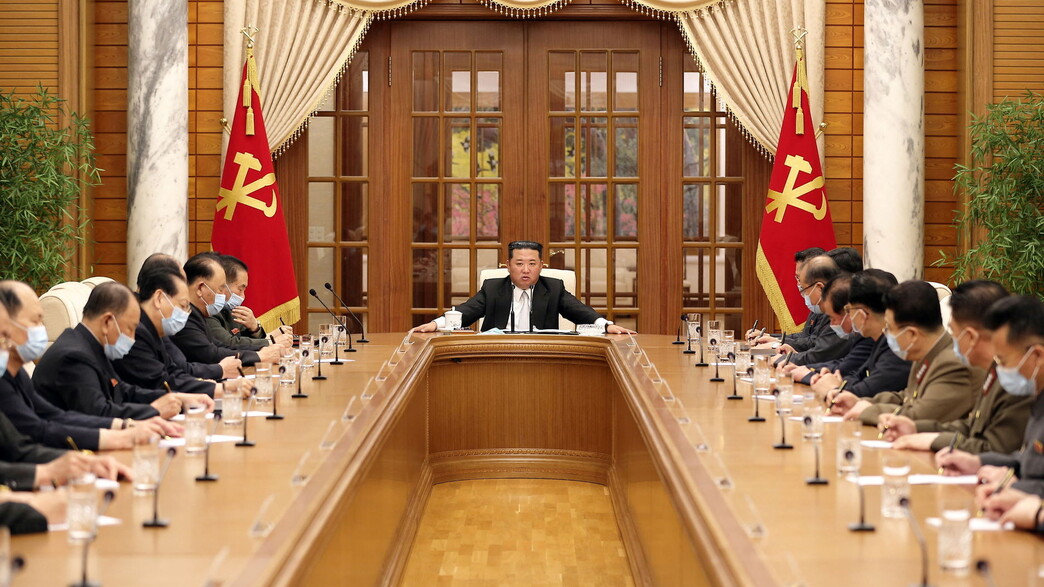 מנהיג צפון קוריאה קים ג'ונג און בישיבה על הקורונה מנהיג צפון קוריאה קים ג'ונג און בישיבה על הקורונה