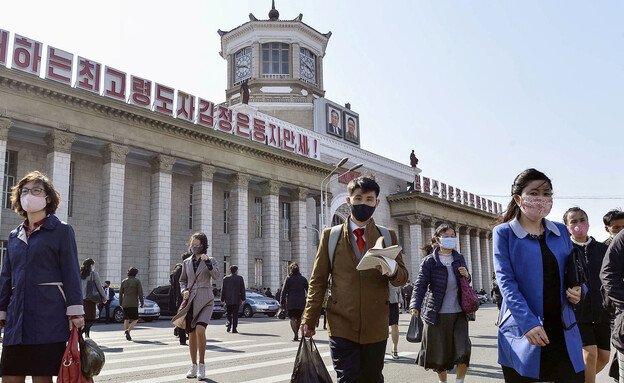 התפרצות הקורונה בצפון קוריאה: אנשים עם מסכות בפיונ (צילום: רויטרס)