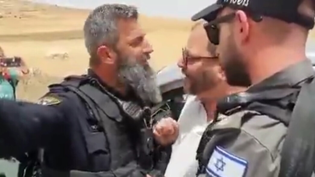 עופר כסיף מכה שוטר