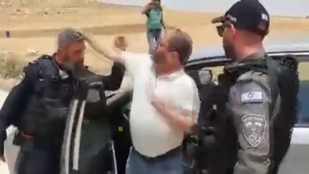 עופר כסיף מכה שוטר עופר כסיף מכה שוטר