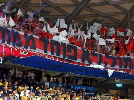 וגם הפועל, כרגיל, באה בכוחות מלאים (צילום: אלן שיבר)