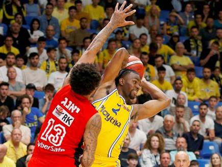 פייט גדול היה על המגרש בתחילת המשחק (צילום: אלן שיבר)