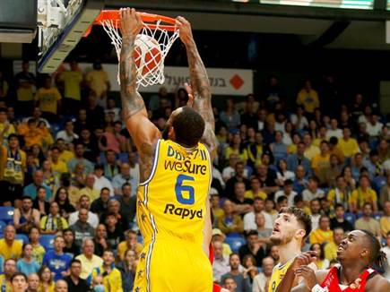 דריק וויליאמס היה חזק מתחת לסלים (צילום: אלן שיבר)