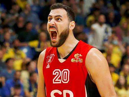 זלמנסון החזיק את האדומים בתמונה (צילום: אלן שיבר)