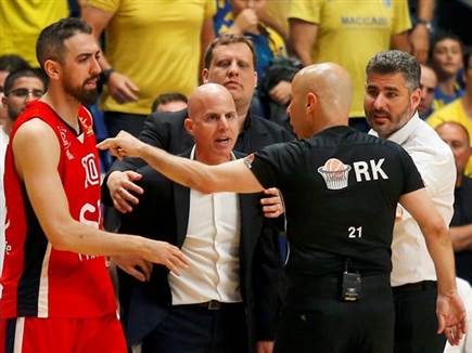 דני פרנקו התעמת עם השופטים לקראת הסוף (צילום: אלן שיבר)