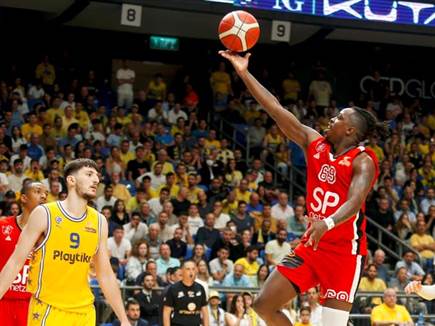 גם בראון, שבלט, הורחק בעבירה חמישית (צילום: אלן שיבר)