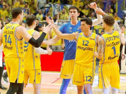 הצהובים חגגו באיפוק בסיום (צילום: אלן שיבר)