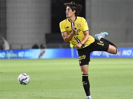 יוסט לעמדת המגן השמאלי. גנדלמן (ברני ארדוב)