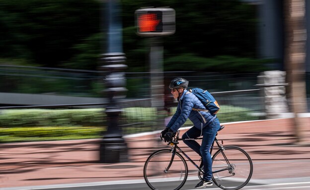 רוכב אופניים בדרך למשרד, סן פרנסיסקו (צילום: בלומברג, getty images)