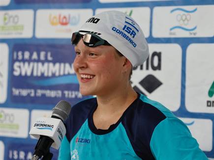 אנסטסיה גורבנקו. עוד ניצחון לשחיינית הישראלית הבכירה (גיא יחיאלי,  (צילום: ספורט 5)