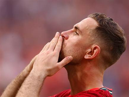 מומחה בהנפת גביעים (Getty)