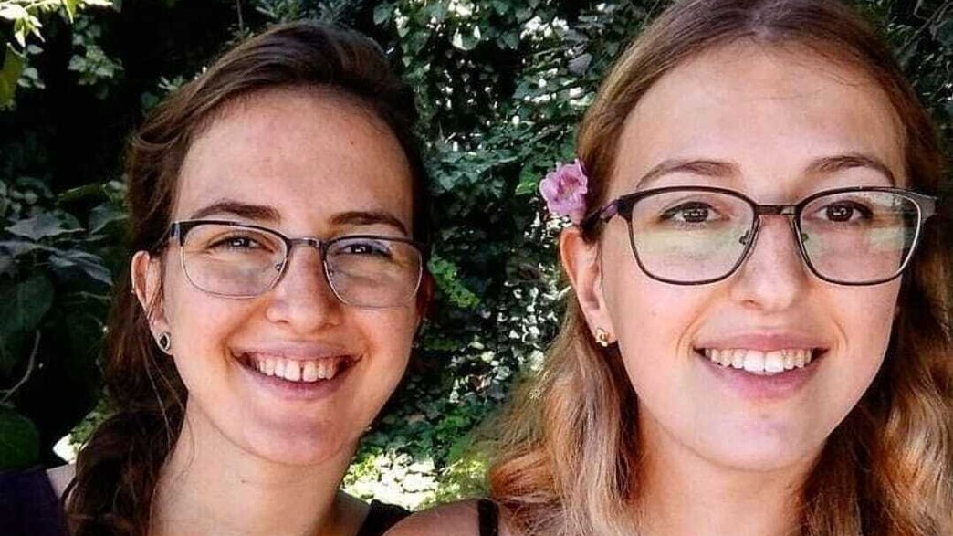 מאיה וישניאק ז"ל עם אחותה שירה מאיה וישניאק ז"ל עם אחותה שירה