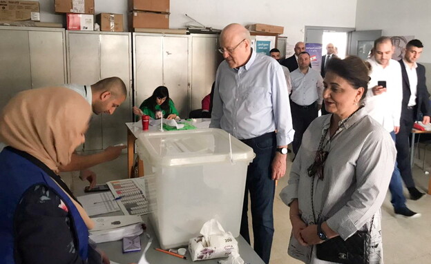 ראש ממשלת לבנון נג'יב מיקאתי מצביע בבחירות (צילום: reuters)