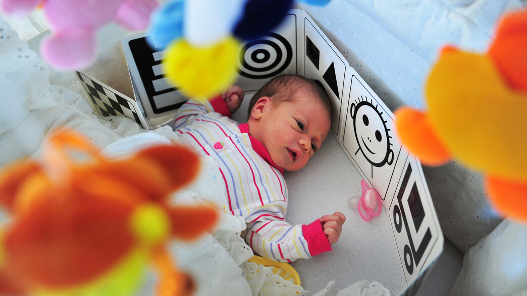 תינוקת ישנה בעריסה (אילוסטרציה: ChameleonsEye, shutterstock)