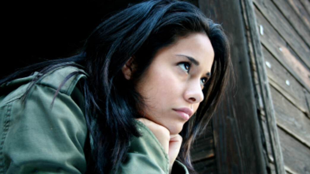 אישה מחזיקה את הראש