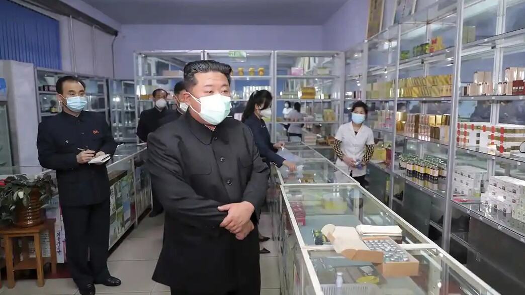 קים ג'ונג און מבקר בבית מרקחת קים ג'ונג און מבקר בבית מרקחת