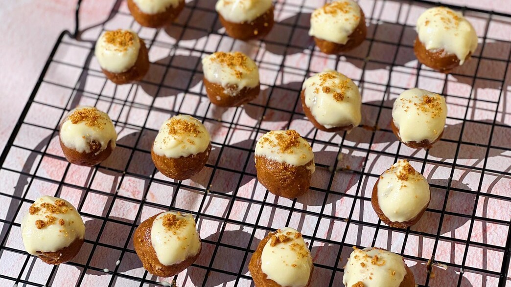 כדורי לוטוס וגבינה מצופים שוקולד לבן