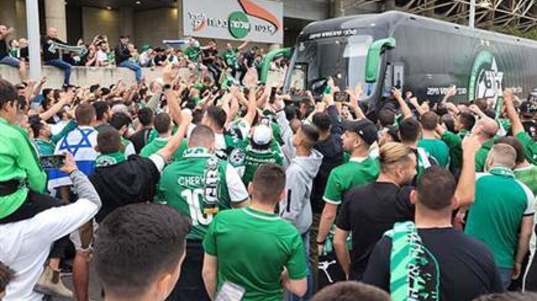 אוהדי מכבי חיפה מחוץ לאצטדיון המושבה אוהדי מכבי חיפה מחוץ לאצטדיון המושבה