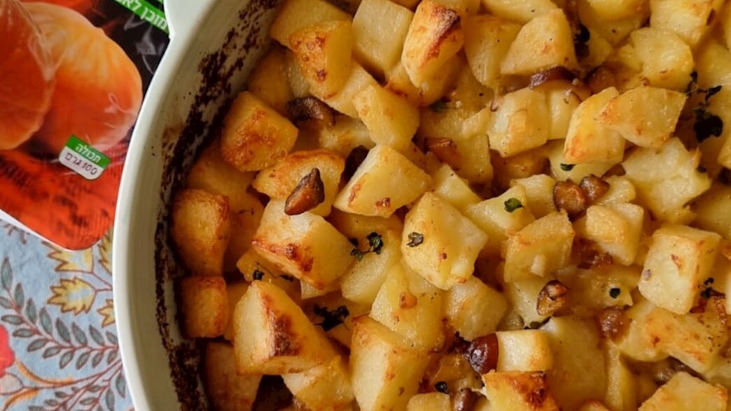 תפוחי אדמה ברוטב שמנת וערמונים בתנור (צילום: רחלי קרוט)