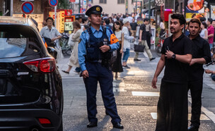 שוטר בטוקיו יפן (צילום: MAHATHIR MOHD YASIN, shutterstock)