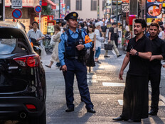 שוטר בטוקיו יפן (צילום: MAHATHIR MOHD YASIN, shutterstock)