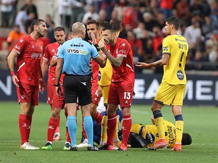 אחרי 16 דקות רוקאביצה הורחק (צילום: מרקו)