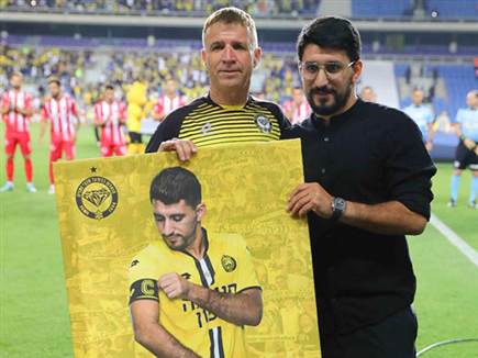 מכבי נתניה ערכה טקס לקפטן היוצא והמנהל המקצועי הנכנס, אלמוג כהן (לירון מולדובן)