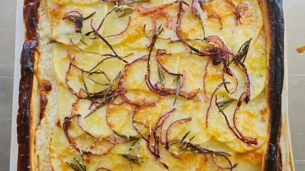 מאפה בצק עלים עם תפוחי אדמה של אהרוני (צילום: ישראל אהרוני)