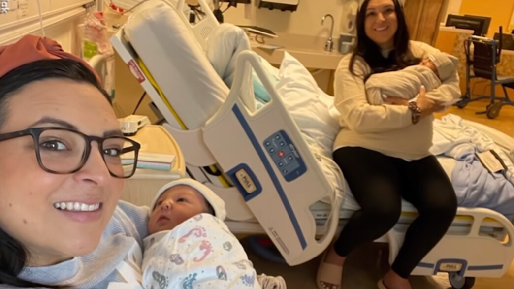 תאומות זהות ילדו בנים באותו יום באותו בית חולים (צילום: youtube)