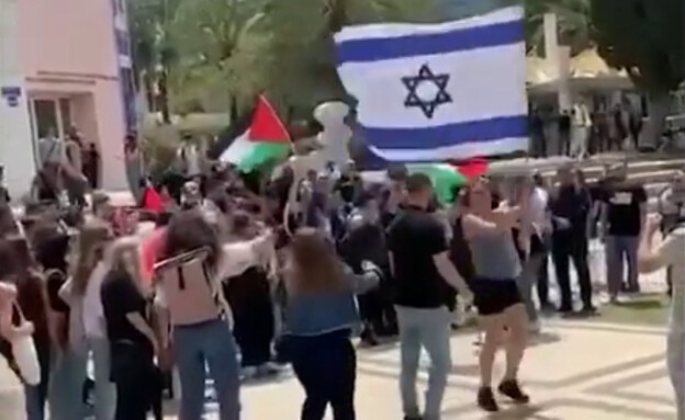 דורית יצחק בהפגנה (צילום: מתוך "חדשות הבוקר" , קשת12)