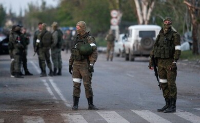 חיילי צבא אוקראינה מפונים מהמפעל במריופול (צילום: Alexander Ermochenko, reuters)