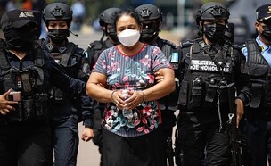 הרלינדה בובדילה בעת מעצרה (צילום: Photo by AFP) (Photo by STR/AFP via Getty Images)