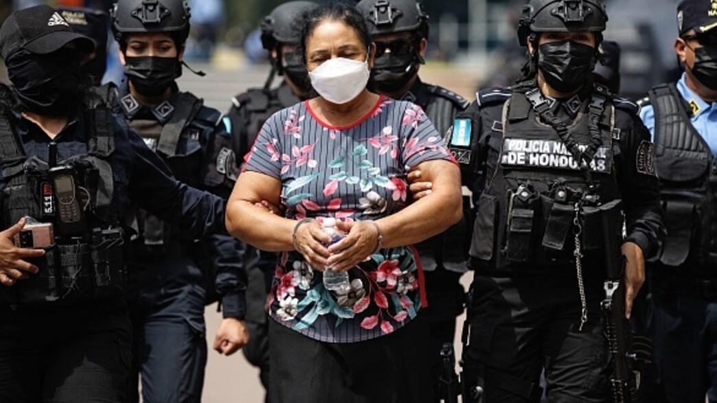 הרלינדה בובדילה בעת מעצרה (צילום: Photo by AFP) (Photo by STR/AFP via Getty Images)