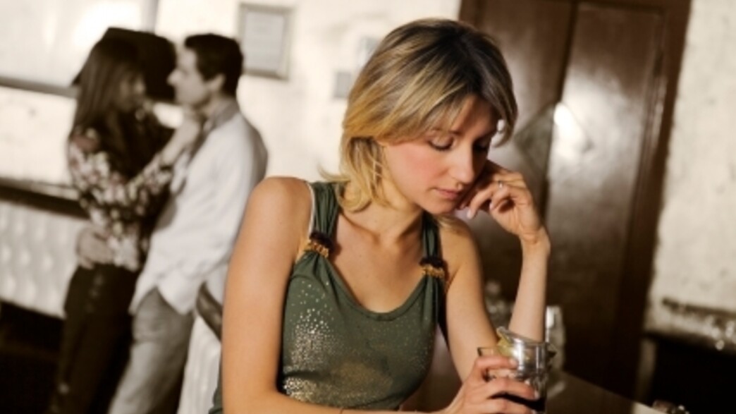 אישה עצובה וזוג מאחור אישה עצובה וזוג מאחור