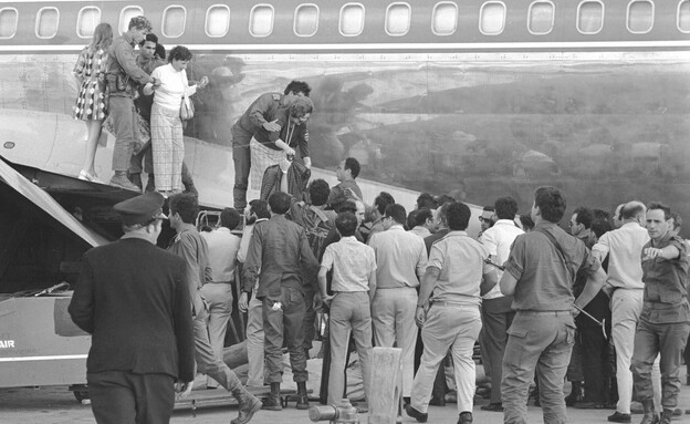 חילוץ בני הערובה מהמטוס החטוף (צילום: דובר צה"ל (רון אילן), ארכיון צה"ל במשרד הביטחון)