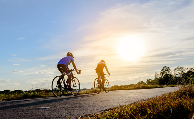 רכיבה על אופניים בשקיעה 
