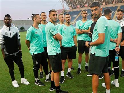 בהתחלה הם היו המומים. שחקני מכבי חיפה במושבה (אלן שיבר) (צילום: ספורט 5)