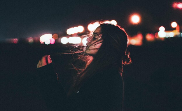 בחורה בלילה (צילום: unsplash)