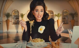 קייטי פרי בפרסומת לתן ביס (צילום: מתוך הקמפיין)