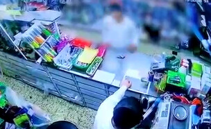 לקוח קונה בשטרות מזויפים בבני ברק (צילום: באדיבות ארגון "שומרים", יחסי ציבור)