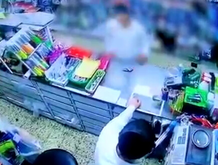 לקוח קונה בשטרות מזויפים בבני ברק (צילום: באדיבות ארגון "שומרים", יחסי ציבור)