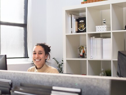 עובדת מרוצה במשרד (צילום: True Agency, unsplash)