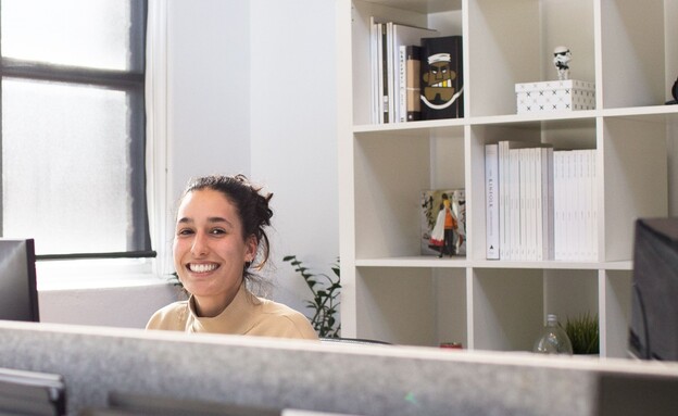 עובדת מרוצה במשרד (צילום: True Agency, unsplash)