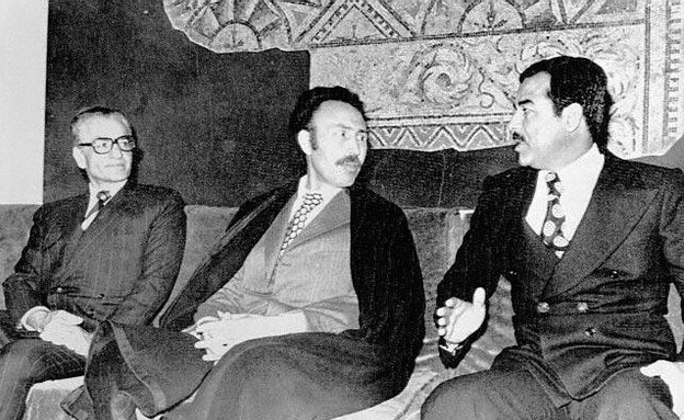 סדאם חוסיין והווארי בומדיין חותמים על הסכם אלג'יר במסגרת המלחמה (צילום: צלם לא ידוע, wikipedia)