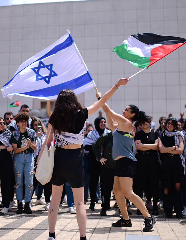 הסטודנטים היהודים והערבים באקדמיה בקרב על הנרטיב (צילום: N12, פלאש 90)