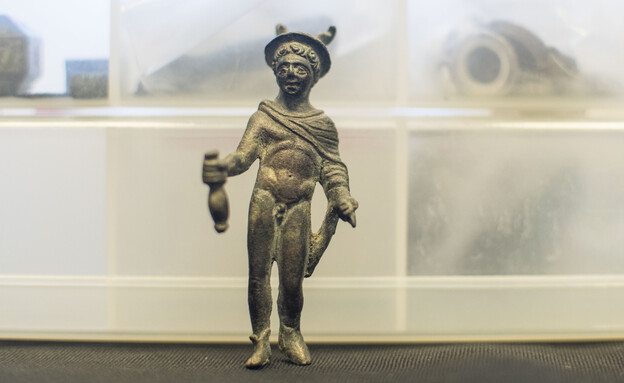 פסלון האל הרמס, נתפס אצל סוחר העתיקות בלתי חוקי (צילום: יולי שוורץ, רשות העתיקות)