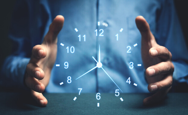 ניהול זמן נכון, איש תופס את השעון בידיים (הדמיה: ANDRANIK HAKOBYAN, shutterstock)