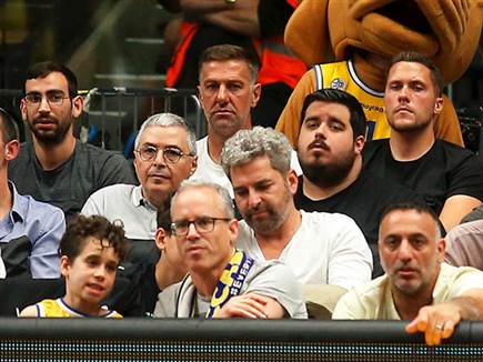 גם מאמן מכבי ת"א בכדורגל הגיע. קרסטאיץ' (אלן שיבר)